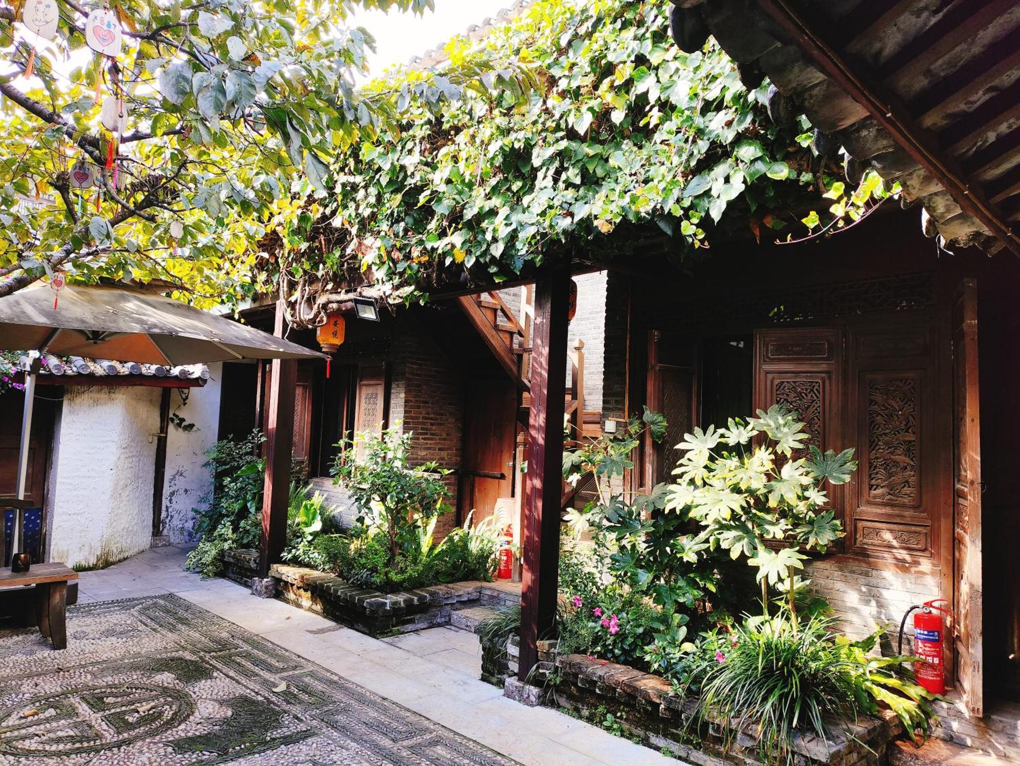 Big Tree Guesthouse - Naxi Old Style 麗江市 エクステリア 写真