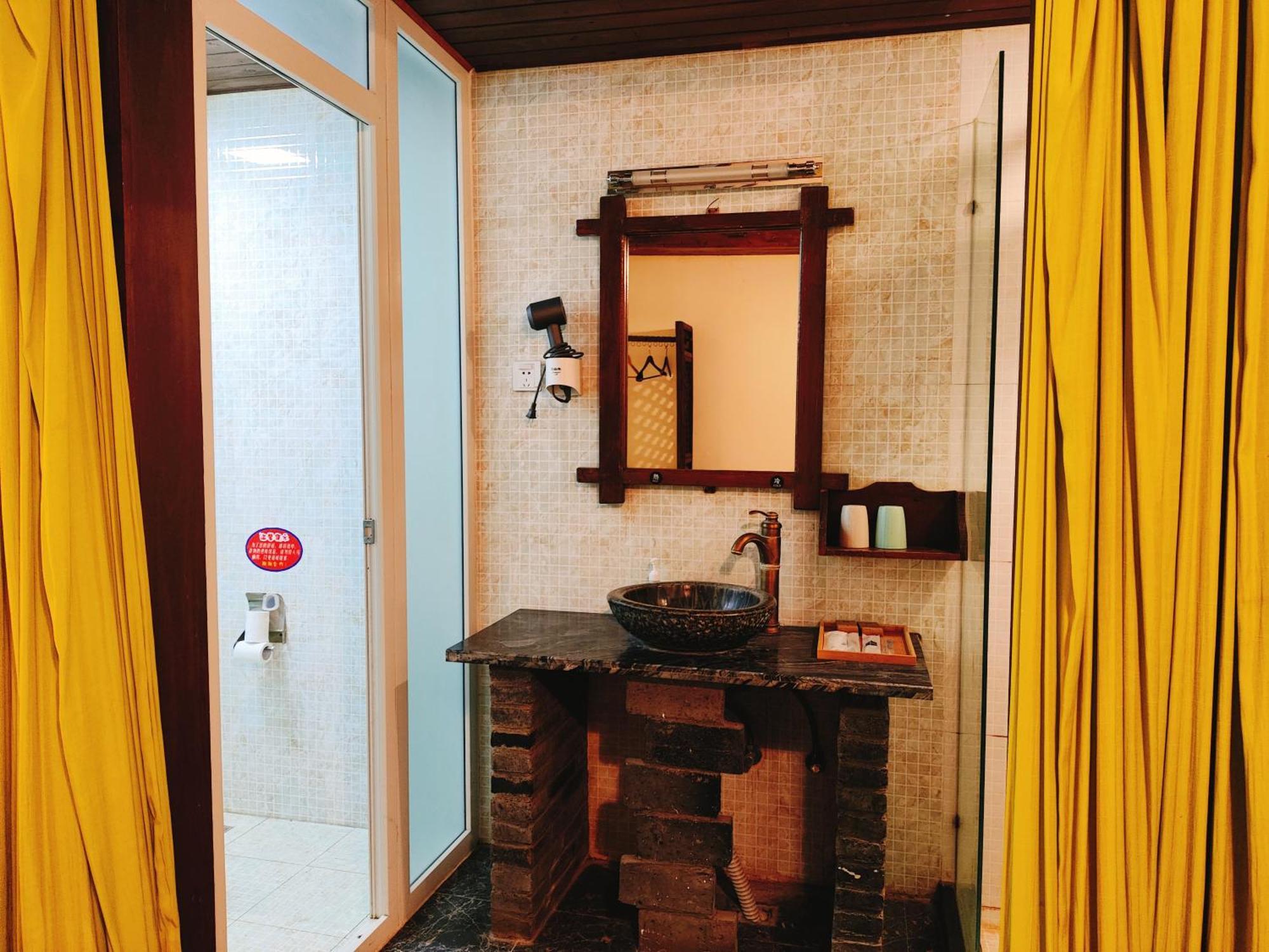 Big Tree Guesthouse - Naxi Old Style 麗江市 エクステリア 写真